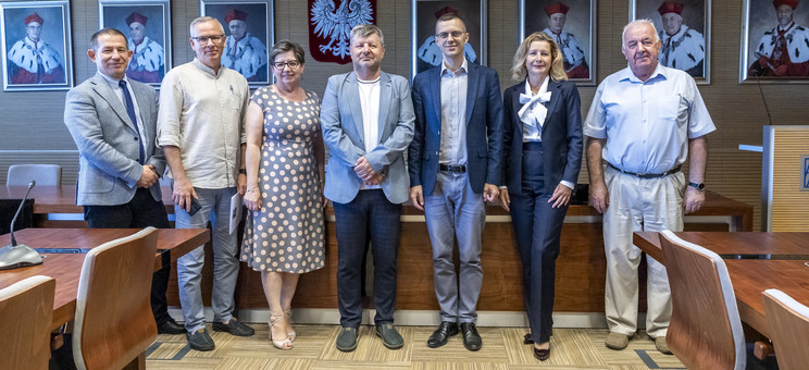 Od lewej: prof. PRz B. Miller, prof. PRz L. Gniewek, prof. PRz I. Włoch, prof. P. Koszelnik, prof. PRz M. Ruszel, prof. PRz B. Zatwarnicka-Madura, prof. A. Sobkowiak,