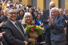 Wręczenie kwiatów M. Matyjaszewskiej. Od lewej: prof. H. Galina, M. Matyjaszewska, prof. Z. Florjańczyk, prof. K. Pielichowski, 