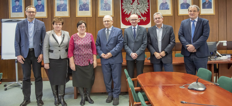 Od lewej: prof. PRz. G. Masłowski, dr inż. W. Malska, dr inż. J. Płoszyńska, prof. L. Gołębiowski, prof. PRz P. Jankowski-Mihułowicz, dr inż. R. Ziemba, prof. PRz D. Mazur, 