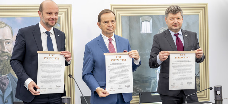 Od lewej: K. Fijołek, W. Ortyl, prof. P. Koszelnik.