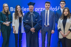 Dr h.c. prof. K. Matyjaszewski i prof. P. Chmielarz (pośrodku) wraz z pracownikami i studentami Wydziału Chemicznego,