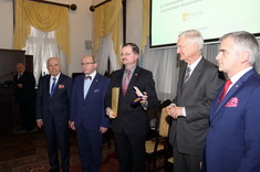 [VIDEO, FOTO] Rektor PRz uhonorowany złotym medalem Akademii Polskiego Sukcesu